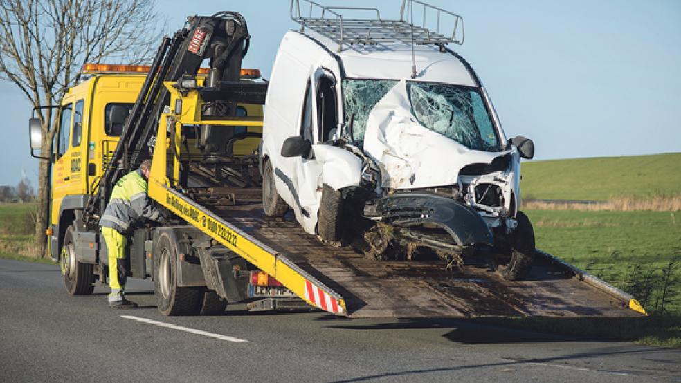 Nur noch Schrottwert hat der Renault eines Jemgumers, der am Mittwoch mit seinem Wagen gegen einen Baum in Critzum prallte. © Foto: Klemmer