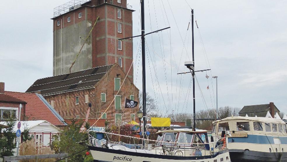 Die SPD-Stadtratsfraktion hat sich bei einem Besuch über die Arbeiten im Siloturm am Weeneraner Hafen informiert.  © Foto: SPD