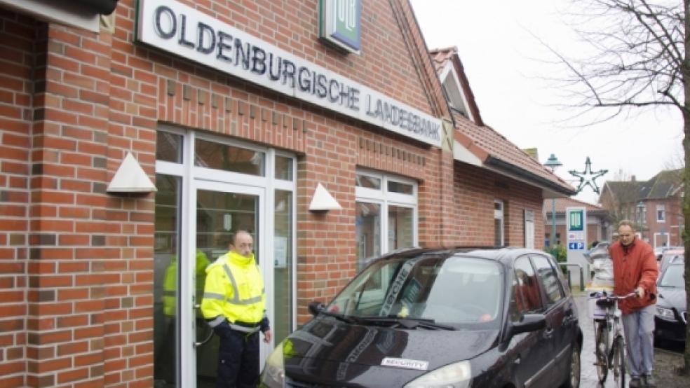 Die OLB-Filiale am Bunder Kirchring ist am Donnerstagabend von Bankräubern heimgesucht worden. Sie sprengten einen Geldautomaten. Am Freitagvormittag war die Spurensicherung der Polizei im Einsatz. Ein Mitarbeiter der Security-Firma 