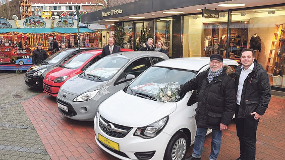 Glückliche Gesichter bei der Übergabe der neuen Autos durch die Werbegemeinschaft und Sponsoren in Leer.  © Foto: Wolters