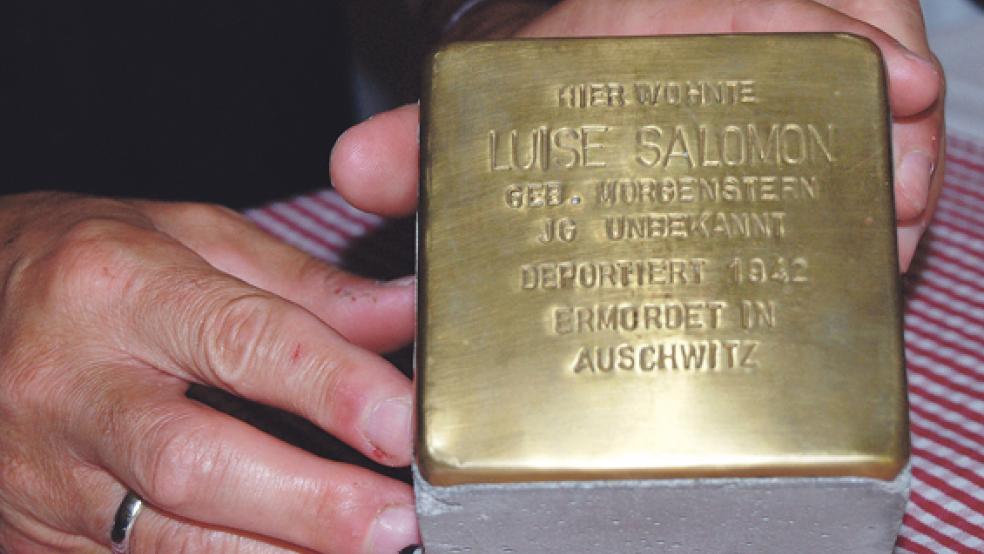 So sollen die »Stolpersteine« aussehen, die in der Innenstadt von Weener im Bürgersteig verlegt werden. © Foto: Hoegen