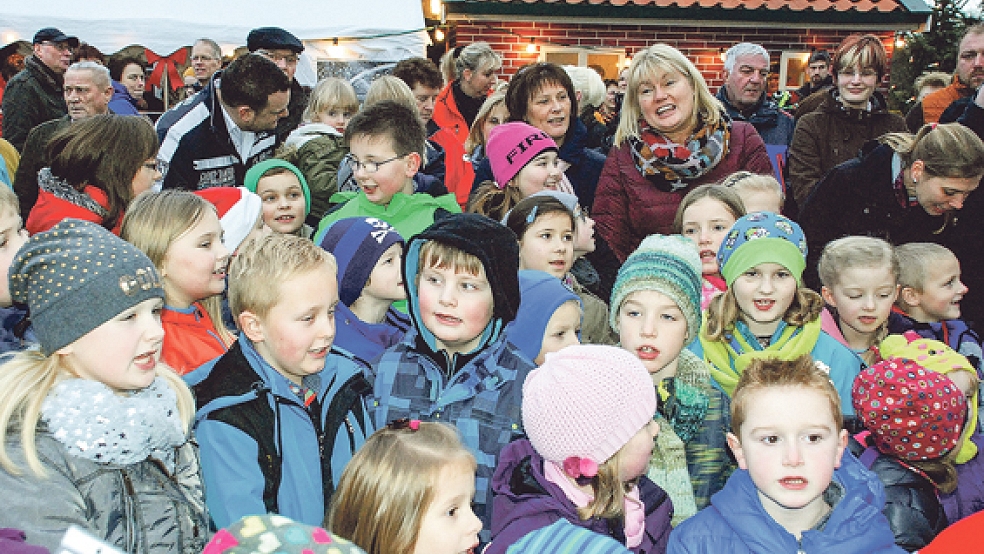 »In der Weihnachtsbäckerei« sangen die Jungen und Mädchen des Kindergartens und der Grundschule Stapelmoor.  © Fotos: Kuper