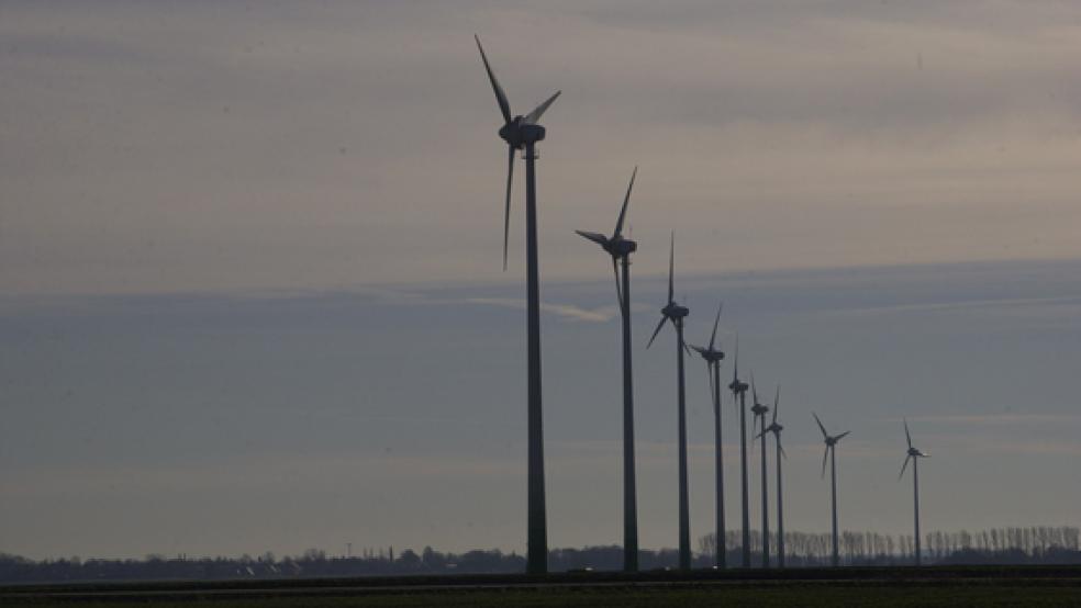 Windparks sollen nicht mehr einfach in die Landschaft »gestellt« werden können. Deshalb soll der Landkreis Vorranggebiete festsetzen. Unser Foto zeigt den Windpark am Heerenweg in Bunde. © Archivfoto: Hoegen