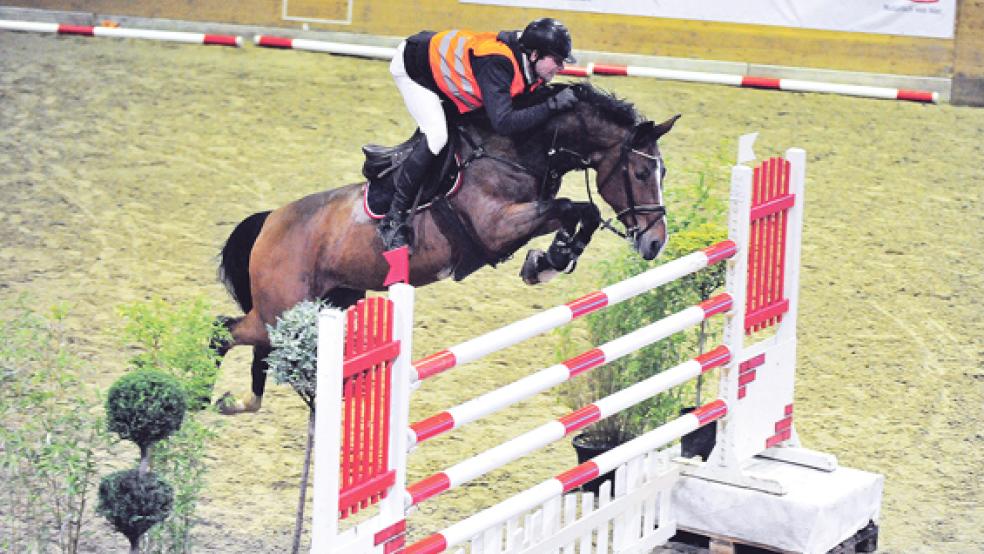 Der international erfolgreiche Springreiter Jan Sprehe, der zusammen mit Christian Ahlmann und Rene Tebbel für das Sprehe-Feinkost-Team reitet, startete am Wochenende im Großen Preis unter anderem mit Hengst »Cotopaxi«. © Fotos: Gleich