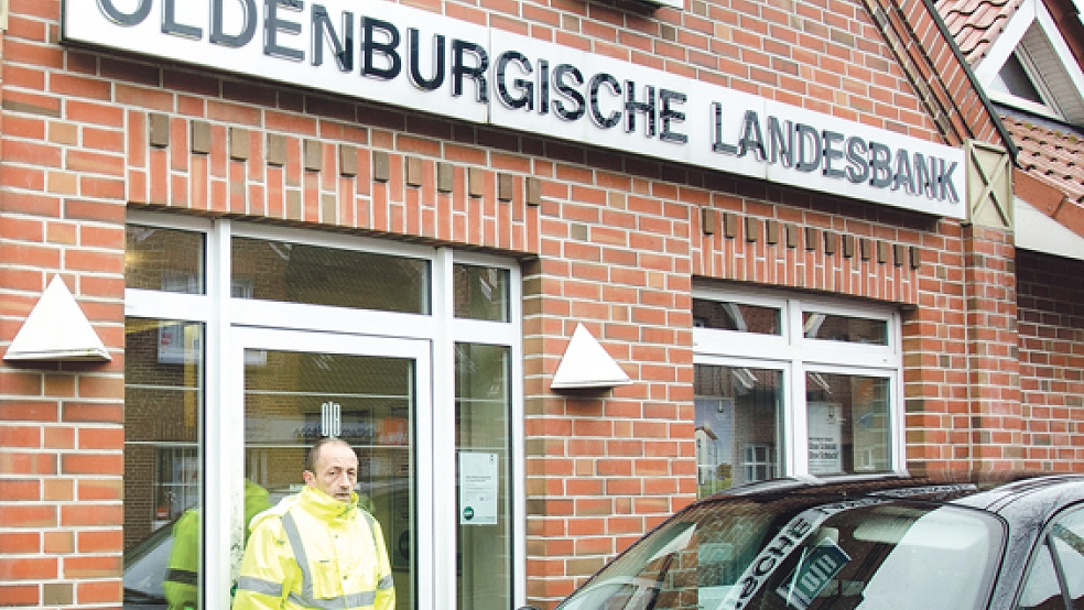Nach der verheerenden Explosion des Geldautomaten bleibt die OLB-Filiale in Bunde (das Foto entstand am Morgen nach der Tat) zunächst geschlossen. © Foto: Hanken