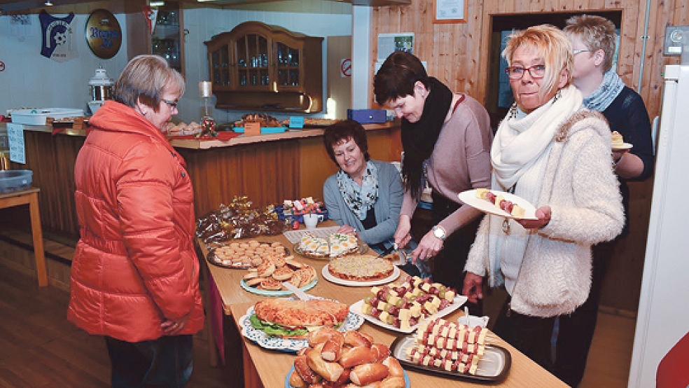 In der Caféteria verputzten die Besucher selbst gebackene Kuchen und andere Schlemmereien. Großen Anklang fanden auf der Heide auch die Grill- und Pilzspezialitäten. © 