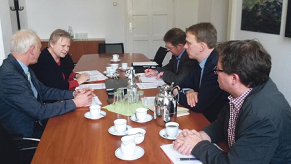 Sprachen in Hannover über das Positionspapier der Landwirte aus dem Nordwesten (von links): Hartmut Seetzen, Almut Kottwitz, Klaus Borde, Hendrik Lübben und Carl Noostenz.  © Foto: Landwirtschaftlicher Hauptverein für Ostfriesland