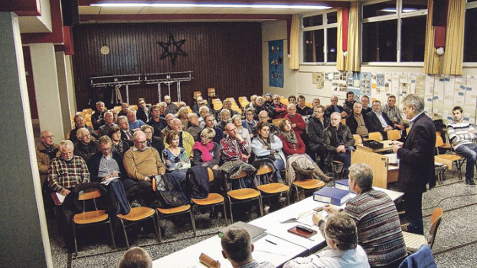 Mehr als 50 Zuhörer wollten sich über das geplante Projekt »Sandabbau« an der Kreisstraße 27 der Firma Johann Bunte in der Aula der Stapelmoorer Grundschule informieren lassen. Helmut Wollschläger (stehend, rechts) hatte keinen leichten Stand. Dem Technischen Leiter wurden viele kritische Fragen gestellt.  © Fotos: Boelmann