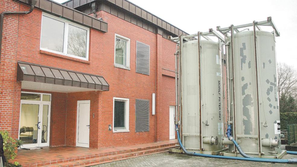 Die mobilen Aktivkohlefilter zur Aufbereitung des Grundwassers werden noch ein weiteres Jahr hinter dem Wasserwerk in Weener stehen. Denn mit Sicherheit lässt sich noch nicht sagen, ob die Schadstoffwerte wieder ansteigen. © Foto: Szyska