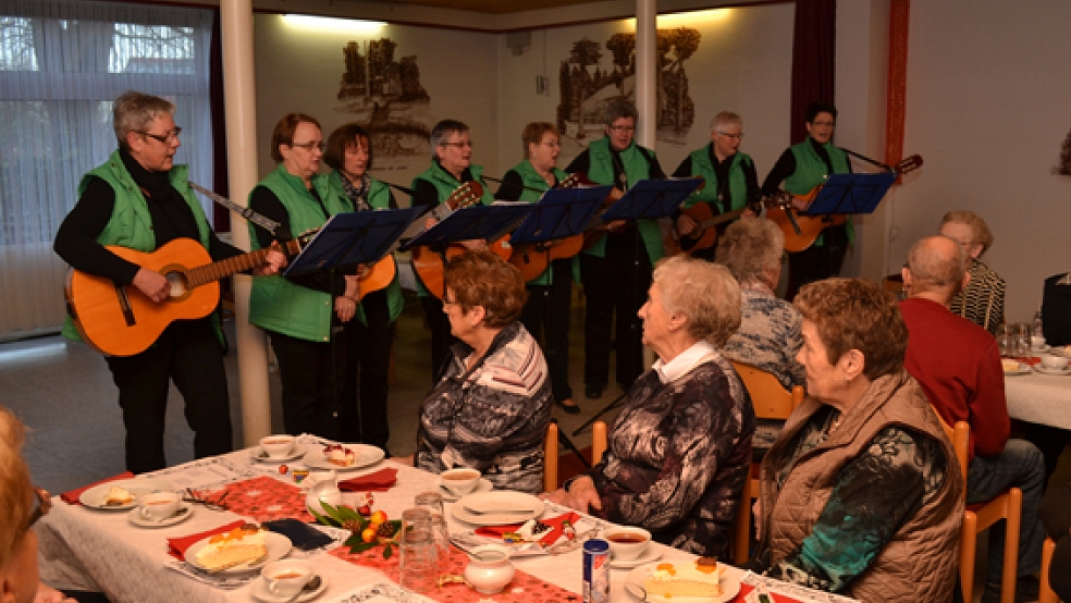 Einen »Adventsnachmittag« erlebten am Sonntag Seniorinnen und Senioren im Dörphuus Möhlenwarf © Foto: Hülsebus 