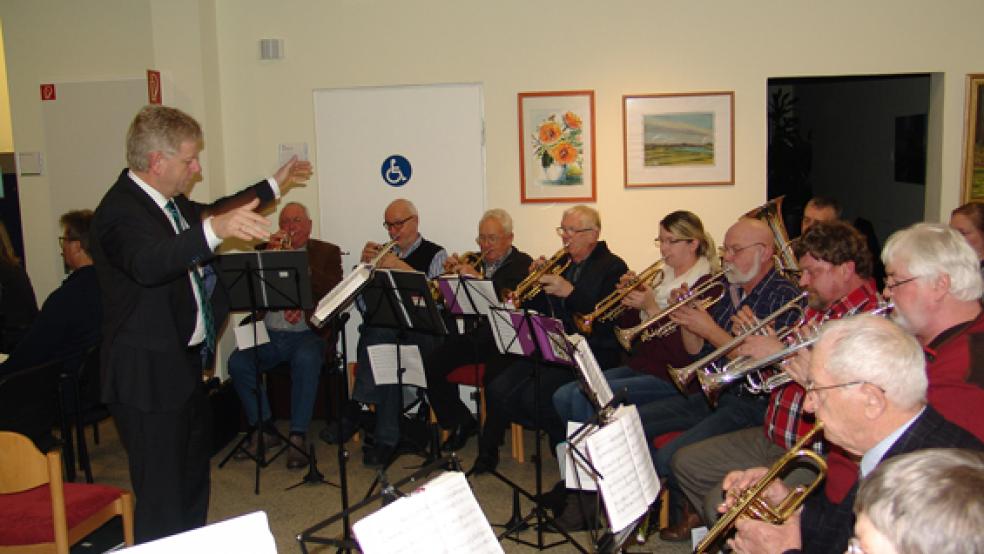 Im Krankenhaus Rheiderland ist gestern Nachmittag eine große Weihnachtsfeier für die Patienten ausgerichtet worden. Der Bläserchor der reformierten Kirchengemeinde Weener unter der Leitung von Ludwig Sonnenberg sorgte für die musikalische Begleitung. © Foto: Boelmann