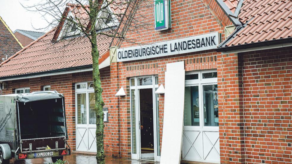 Handwerker sind derzeit in der OLB-Filiale in Bunde im Einsatz. © Foto: Hanken