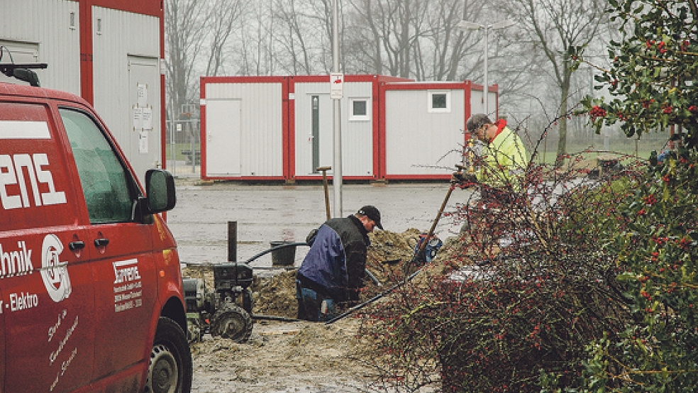 Letzte Arbeiten: Die Versorgungsleitungen zu den an der Floorenstraße in Weener aufgestellten Containern werden derzeit unterirdisch und damit winterfest verlegt. © Foto: Szyska