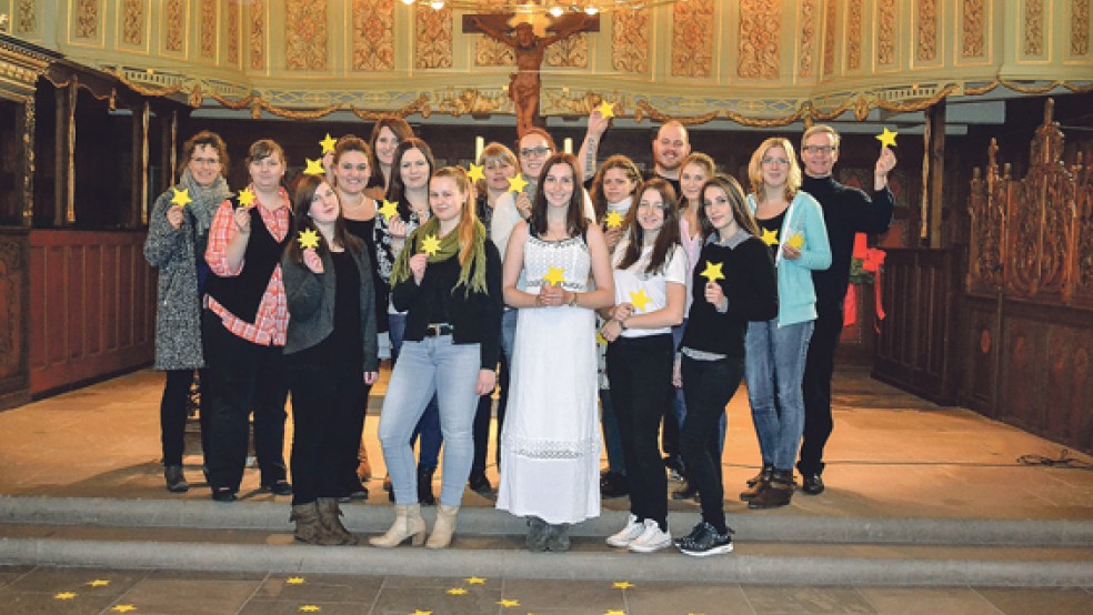 Einen Adventsgottesdienst gestalten Schülerinnen und Schüler der Berufsbildenden Schule I am 22. Dezember mit den Religionslehrerinnen Heike Luttermann und Frederike van Heeck so-wie mit Pastor Christoph Herbold in der Lutherkirche in Leer. © Foto: privat