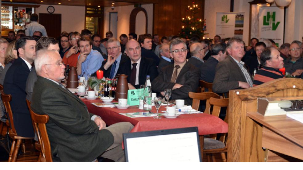 Skeptische Blicke bei den Landwirten und auch bei den Ehrengästen auf der Delegiertenversammlung in der Gaststätte de Wall in Holtrop. © Foto:Frerichs