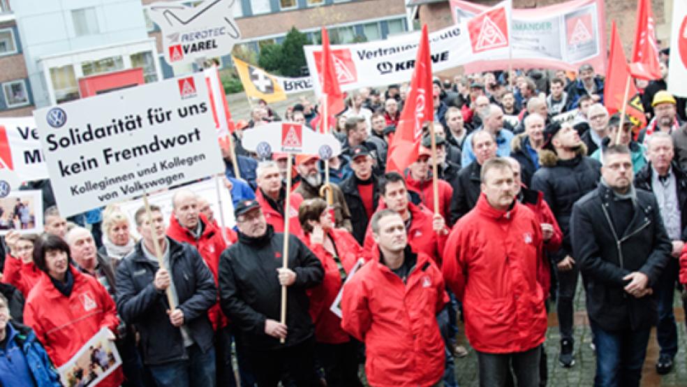 An die 300 Gewerkschaftsmitglieder und Meyer-Mitarbeiter waren nach Lingen gekommen, um Ergin Rückendeckung bei dem mit Spannung erwarteten Prozess zu geben.z. © Foto: Hanken