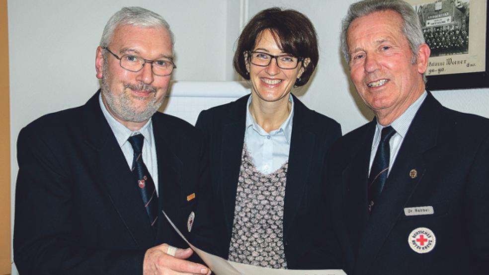 Seit 45 Jahren ist er eine feste Säule beim DRK Rheiderland: Hermann Pott (links) wurde von DRK-Kreisgeschäftsführerin Tanja Schäfer und dem Ortsvereinsvorsitzenden Dr. Dieter Babbel geehrt.  © Fotos: Flockenhagen