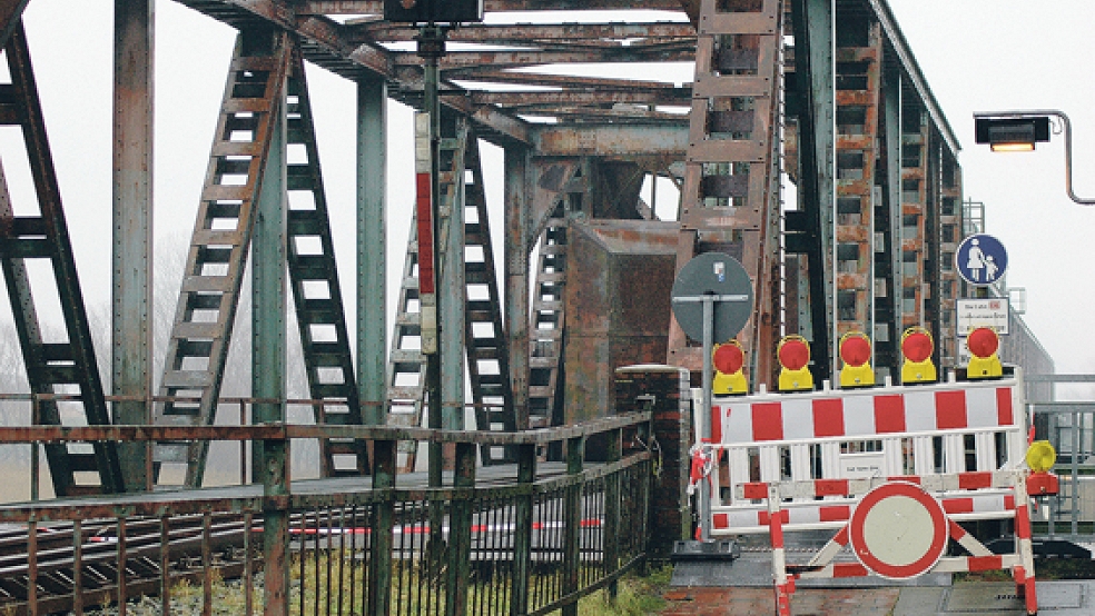 Über die schwer beschädigte Friesenbrücke soll in zwei Gesprächsrunden im Leeraner Kreishaus mit Vertretern von Behörden und Deutscher Bahn gesprochen werden. © Foto: Szyska