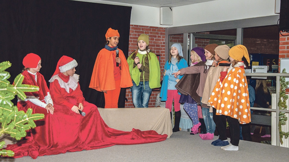 Die Theatergruppe der Grundschule Weener führte das Stück »Unter einer Decke« auf. 35 Schüler hatten es seit den Sommerferien einstudiert. © Foto: de Winter