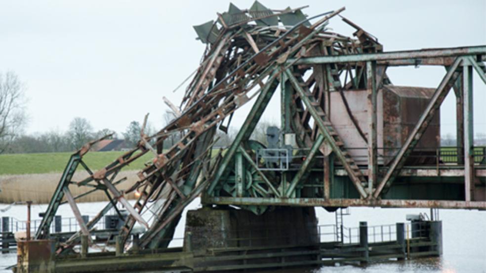 Wie im Agentenfilm: Die niederländische Armee hat bei einer verdeckten Operation die zerstörte Friesenbrücke untersucht und die Einrichtung einer Behelfsbrücke geprüft. © Archivfoto: Hanken