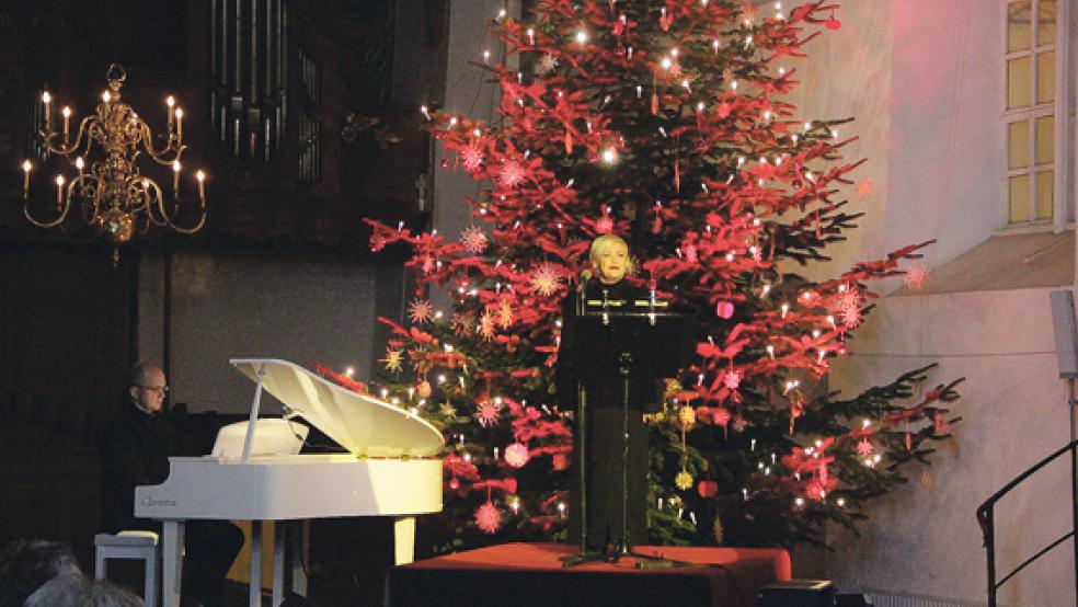 Angelika Milster sang in der Georgskirche am Samstagabend in Weener bekannte Kirchenlieder, klassische Arien sowie Melodien aus Musical und Popsongs. Am Klavier wurde sie von Jürgen Grimm aus Bonn begleitet. © Fotos: Flockenhagen