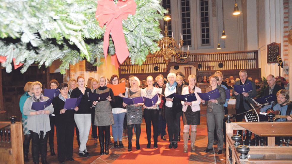 Der Chor »Cantabiles« bei seinem Auftritt während des Adventssingens in Bunde. © Foto: Himstedt