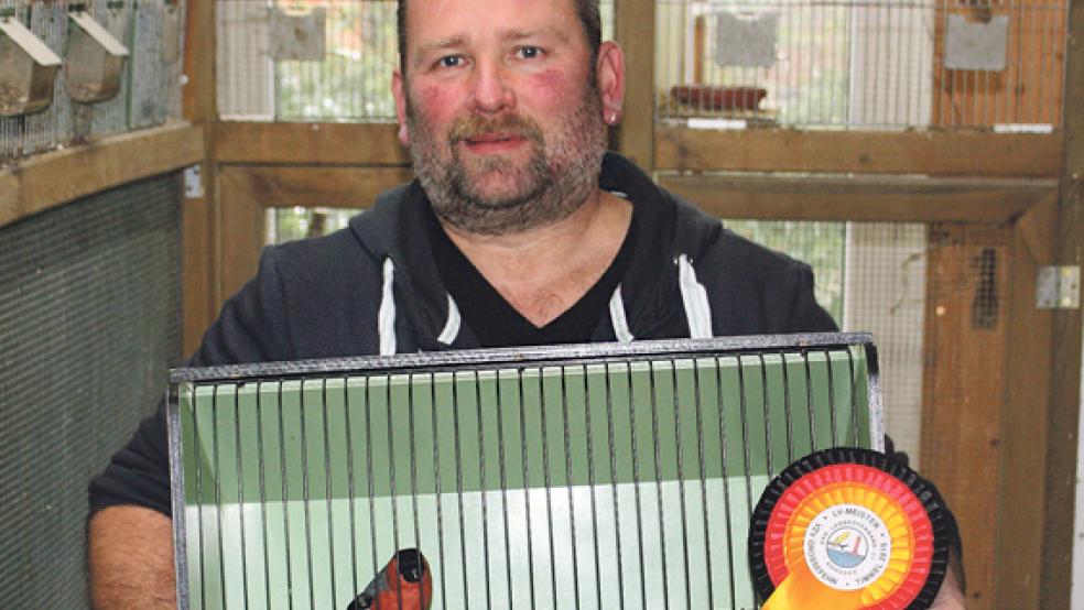 Heinrich Oorlog vom VRV Bunde räumte zahlreiche Auszeichnungen und Medaillen mit seinen Vögeln ab. © Foto: privat