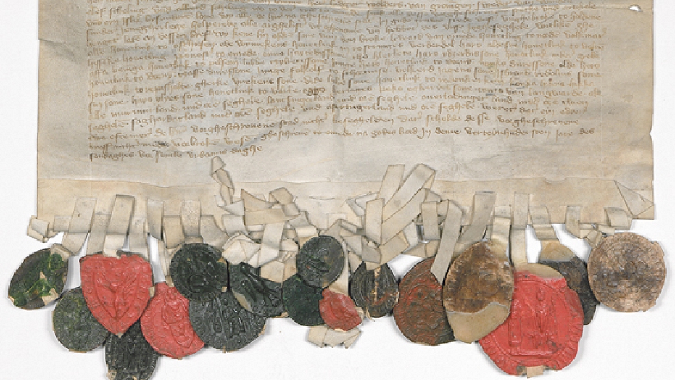 Die Urkunde vom 23. Mai 1400 dokumentiert den Verzicht ostfriesischer Häuptlinge auf den Einsatz und Schutz von Seeräubern und Zusicherung des Schutzes für alle Kaufleute. © Foto: Archiv der Hansestadt Lübeck