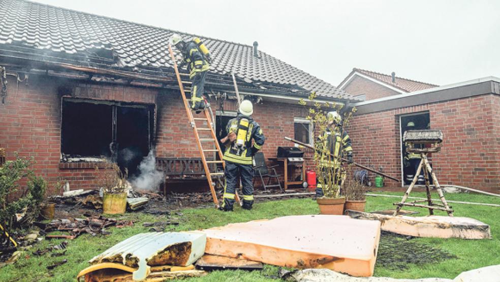 Aus diesem brennenden Haus hat die Feuerwehr heute Vormittag eine bewusstlose Frau gerettet. © Foto: Klemmer