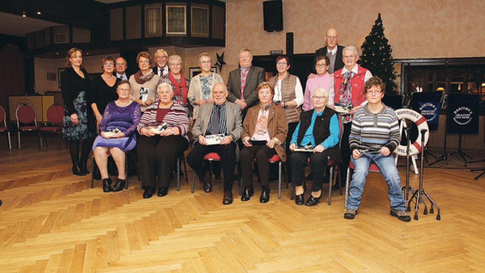 Mieter und Mitglieder, die dem Leeraner Bauverein seit 50 Jahren und länger verbunden sind, erhielten bei der Weihnachtsfeier von den Vorstandsmitgliedern Urkunden und Präsentkörbe. © Foto: Dübbel 