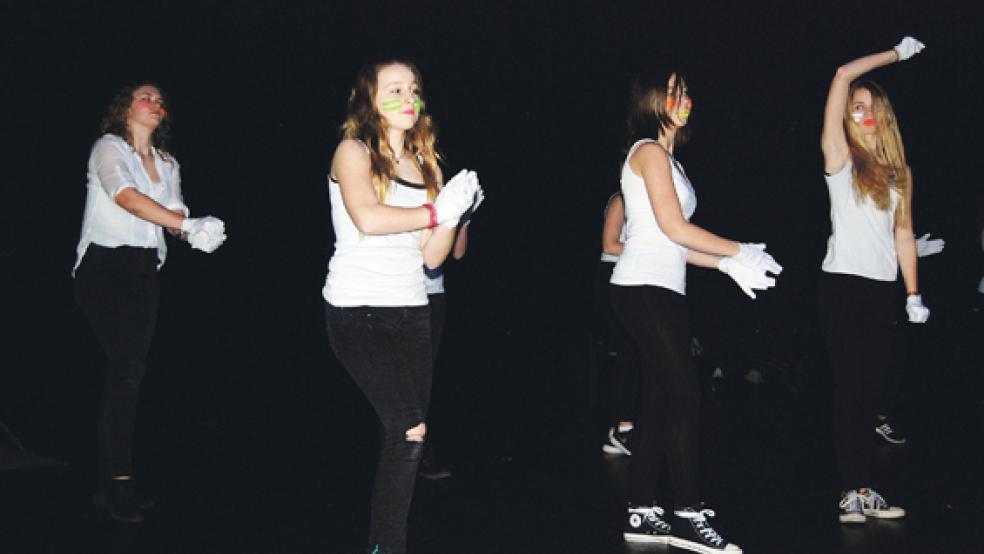 Eine energiegeladene Choreographie zu Schwarzlicht bot die Tanzgruppe der Oberschule. © Foto: Hoegen