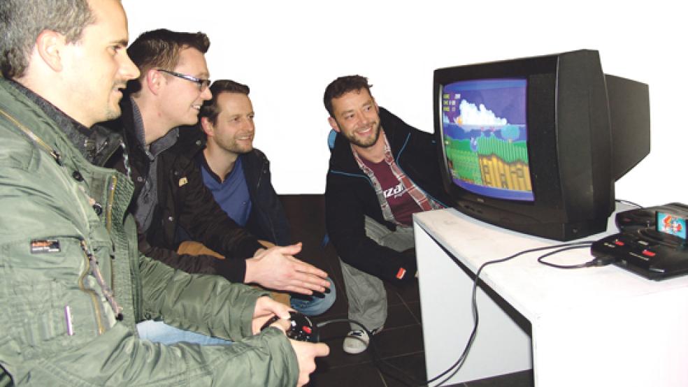 Sind von den ersten Computerspielen immer noch begeistert (von links): Jürgen Petrauch, Rafael Zumdick, Bernd de Buhr und Christian Thomsen. Die Arbeitskollegen haben das Computermuseum in Oldenburg zum ersten Mal besucht - eine Reise zurück in die eigene Kindheit. © Fotos: Boelmann 