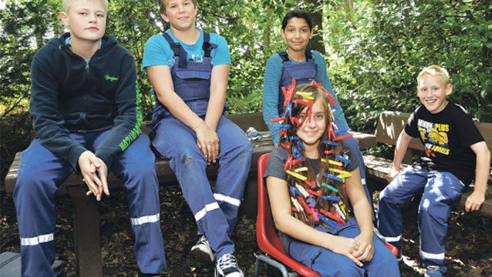 Ein Bild aus fröhlichen Tagen: Als begeistertes Mitglied der Jugendfeuerwehr Ditzum nahm die elfjährige Aleksandra (hinten, Dritte von links) im Juli am Kreisfeuerwehrverbandsfest in Hatshausen teil. © Foto: Wolters