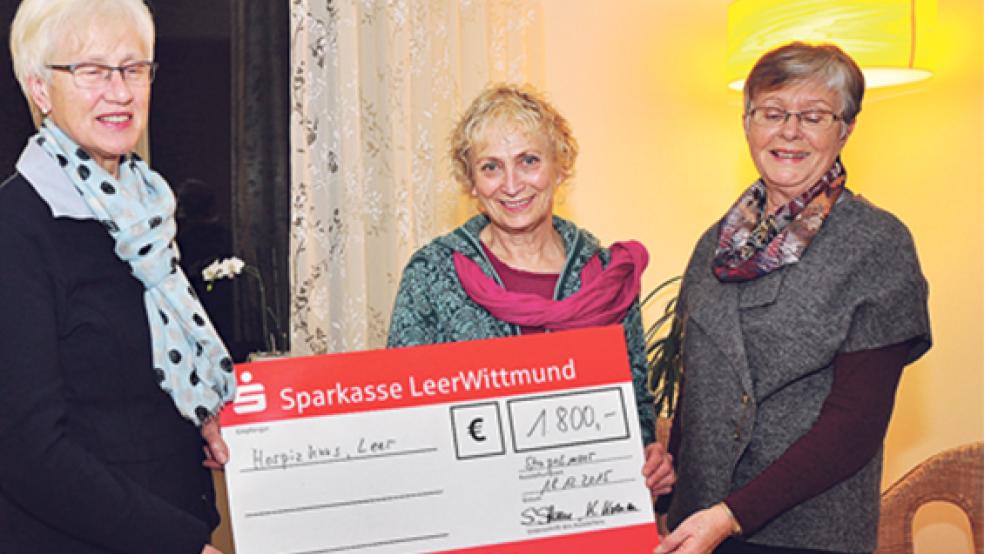 Warmer Geldsegen für die Hospiz-Initiative: Siegfriede Steen (links) und Käthe Koenen (rechts) überreichen den Erlös aus ihren Bastelarbeiten an Gretel Bluhm-Janssen von der Ini­tiative. Es fehlen Voline Jürrens und Henny Köller, die das Bastelteam ebenfalls unterstützen. © Foto: Wolters