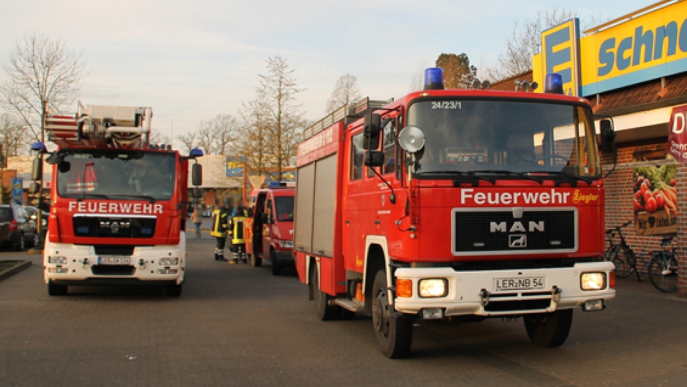 Die Feuerwehr Weener war mit vier Fahrzeugen und 32 Einsatzkräften vor Ort. © Foto: Rand (Feuerwehr)