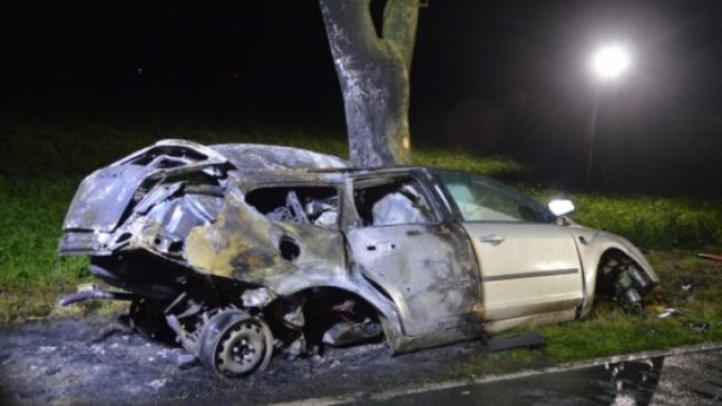 Mann stirbt in brennendem Auto