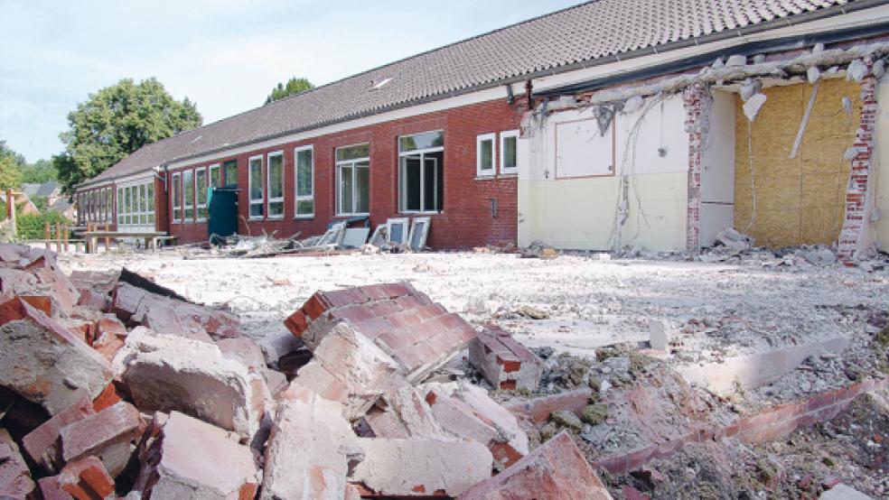 Die Arbeiten für eine neue Mensa an der Oberschule in Bunde liegen im Zeitplan. Dieses Bild entstand in der ersten Bauphase im Sommer dieses Jahres.  © Foto: RZ-Archiv