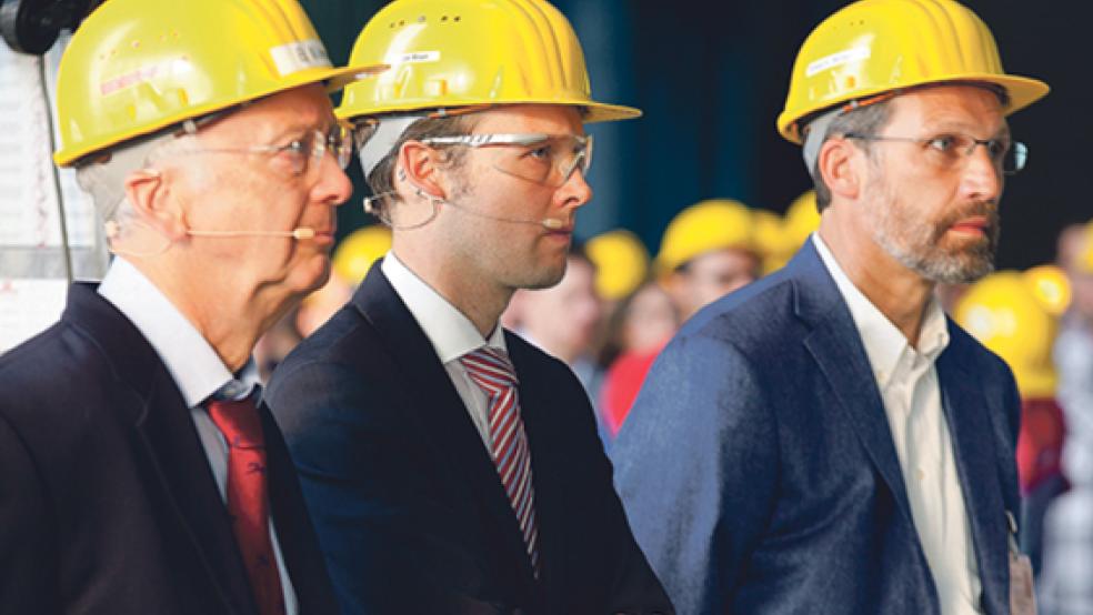 Die Werft-Geschäftsführer Bernard Meyer (links) und Lambert Kruse (rechts) verteidigen in einem Brief an die Belegschaft ihr Vorgehen im arbeitsrechtlichen Konflikt mit dem Betriebsratsvorsitzenden Ibrahim Ergin. Komplettiert wird die Werftspitze von Jan Meyer (Mitte). © Foto: Meyer Werft