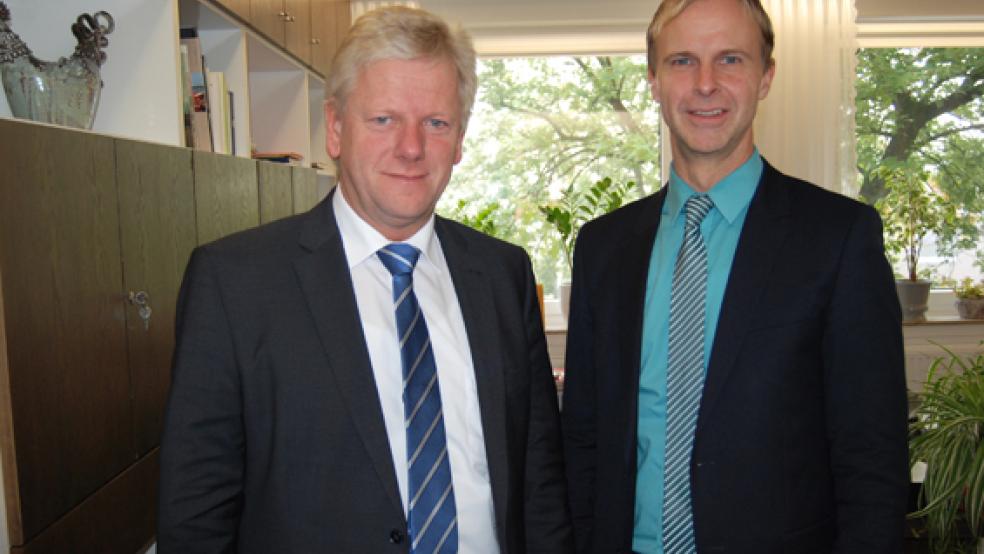 Bürgermeister Ludwig Sonnenberg und Erster Stadtrat Hermann Welp (rechts) kündigten nach der Ratssitzung im Oktober die Schaffung einer zusätzlichen Abteilung im Rathaus an. © Foto: Hoegen