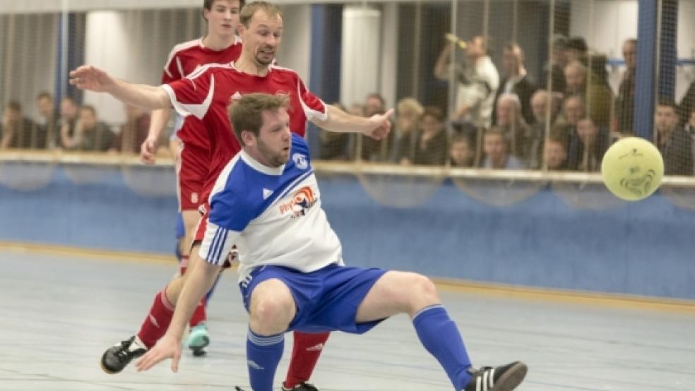 Im ersten Derby des Abends trennten sich die Möhlenwarfer um Martin Smid (vorn) und die Bunder um Johann Lübbers 1:1-unentschieden. © Foto: Mentrup