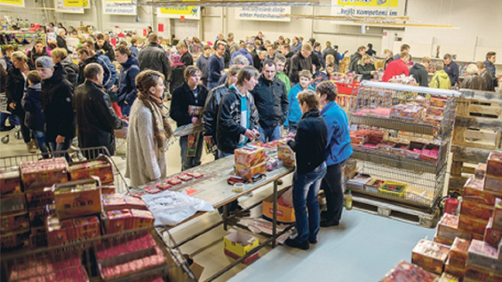 Beim Haka-Sonderpostenmarkt in Leer entsprach der Ansturm ebenfalls den Erwartungen. Insgesamt hält das Geschäft rund 40 Tonnen an Feuerwerkskörpern für die Kunden bereit.  © Fotos: Klemmer