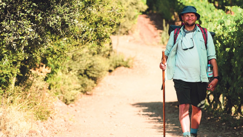 Auf der Sinnsuche: Hape Kerkeling (Devid Striesow) begibt sich zu Fuß auf den Pilgerweg nach Santiago de Compostella.  © Foto: Warner Bros