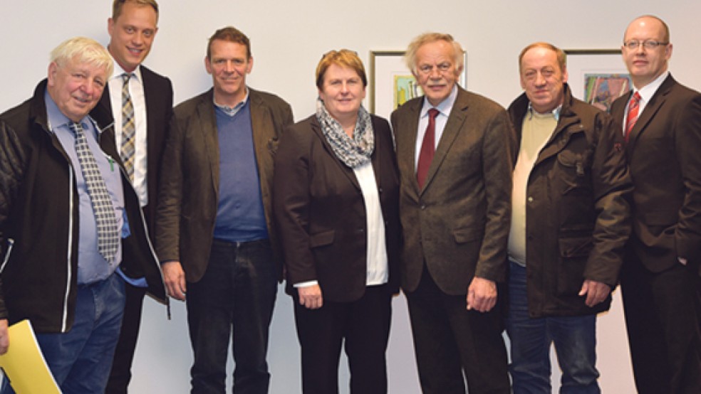 Bei ihrem Besuch im Landtag in Hannover: Der Verein reisender Schausteller Ostfriesland. Auf dem Foto von links: Karl-Heinz Langenscheidt, SPD-Landtagsabgeordneter Wiard Siebels, Theo von Halle, SPD-Fraktionsvorsitzende Johanne Modder, Jonny Eden, Klaus Alberts und Hauptgeschäftsführer des Deutschen Schaustellerbundes Frank Hakelberg © Foto: privat