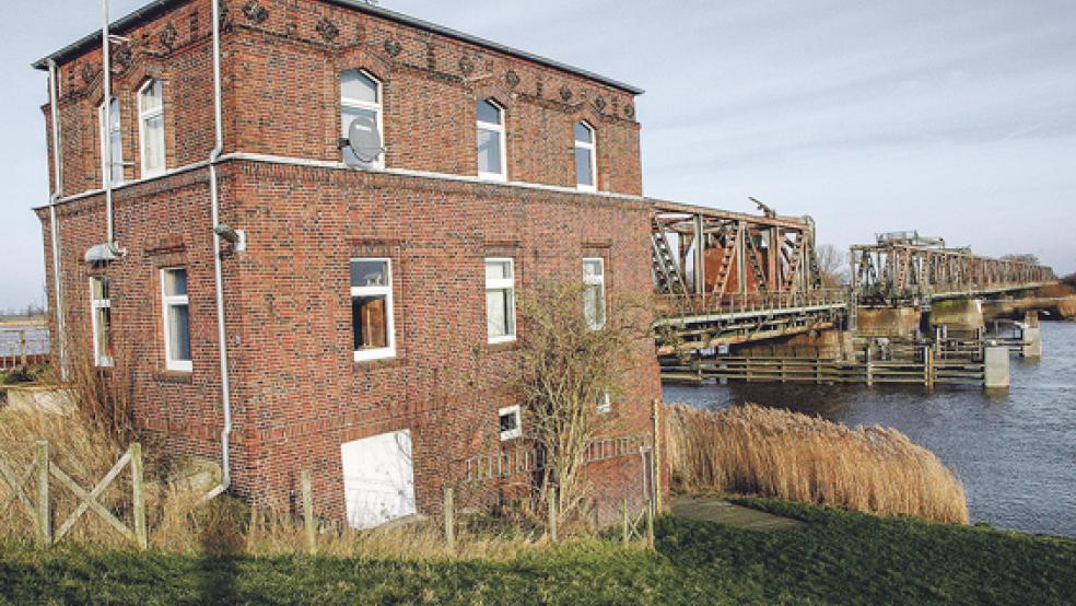 Der Wärter der Friesenbrücke in Weener wird nicht mehr als möglicher Schuldiger des Schiffsunfalls verdächtigt. © Foto: Szyska