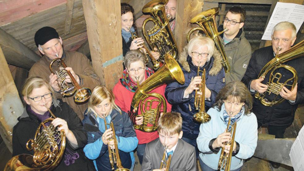 Der reformierte Posaunenchor Bunde verabschiedete das alte Jahr und die Musiker begrüßten das neue mit Musik in luftiger Höhe: Insa Watermülder, Jan Lüürsen, Annika Baumann, Margret Hinderks, Eiko Aeissen, Helga Abbas, Jürren Baumann, Stefan Baumann, Theda Buse, Harm Kromminga und Kena Huisinga.  © Foto: Himstedt