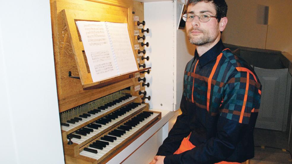 Joseph Rassam aus Amilly (Frankreich) spielte »zwischen den Jahren« nach 2012 sein zweites Noëlkonzert auf der dreimanualigen Französischen Orgel in Stapelmoor.  © Foto: Kuper