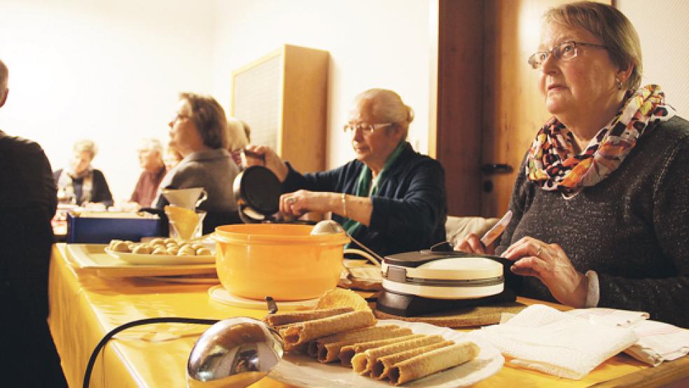 Gretchen Drewenz (links) und Rixte Handwerker (rechts) backten Knetwaffeln und Rullerkes. Das von Drewenz verwendete alte Waffeleisen verlieh den Spezialitäten eine nostalgische Note. © Foto: Flockenhagen