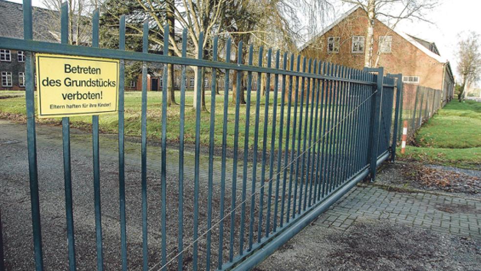Das ehemalige Bundeswehr-Depot an der Landsburg in Weener steht zum Großteil leer. Einige Hallen sind an Firmen vermietet, auch der Bauhof der Stadt Weener nutzt dort ein Gebäude. © Foto: Szyska