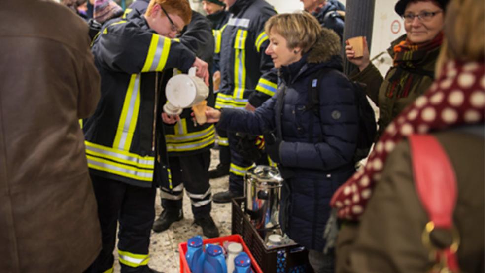 Eiscafé der anderen Art: Im Leeraner Bahnhof versorgte die Feuerwehr gestrandete Zugreisende mit heißen Getränken und Suppe. © Foto: Klemmer