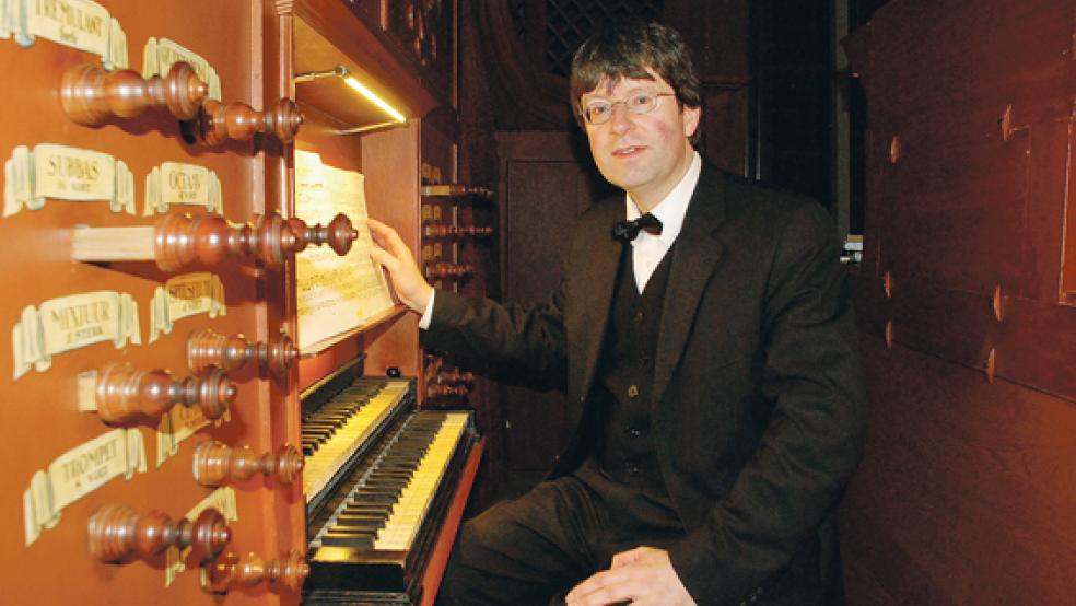 Winfried Dahlke spielte am Sonntag sein 9. Neujahrskonzert in Reihe an der Schnitger-Orgel in der Georgskirche zu Weener. Links auf dem Foto neun der insgesamt 29 hölzernen Registerzüge, darunter auch (unten rechts) die anrührende »menschliche Stimme« (Vox Humana) für Bachs »Das alte Jahr vergangen ist«.  © Foto:Kuper